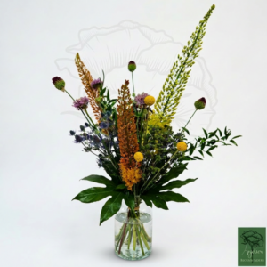 Boeket Gert met gele bloemen, groene en oranje aren en paarse accenten in glazen vaas