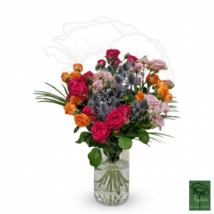 Rozenbruis kleurrijk rozenboeket met roze en oranje rozen en blauwgrijze accenten