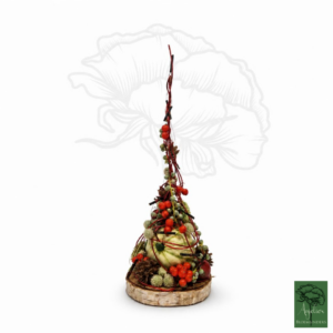 Herfstboom van circa 35 cm met pompoen, rode bessen, ranken en zaaddozen op een berkenhouten schijf.